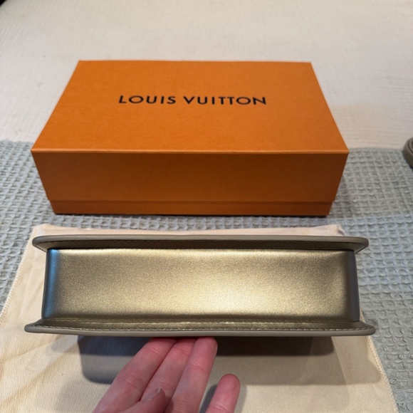 Louis Vuitton Lexington Pouch Debossed Monogram RARE with 2 Detachable Straps - Picture 11 of 14